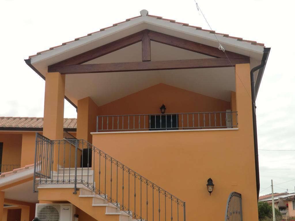 La Casa Felice Appartamenti Chia Exterior foto